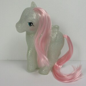 HQG1C Pegaso Brillante de Cabello Rosa Pastel en Blanco G1 Pony - Juguete Blanco Plateado Brillante de Estilo Clásico para Personalización Retro