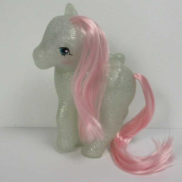 HQG1C Pegaso Brillante de Cabello Rosa Pastel en Blanco G1 Pony - Juguete Blanco Plateado Brillante de Estilo Clásico para Personalización Retro