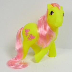 HQG1C Classic Style GLOWING Sweetness Date Night Fantasy Little Pony Brushable Yellow Lollipop Symbol Toy Doll