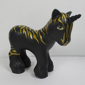 HQG1C Hermano mayor Unicornio Negro Oro Metálico-Z Rayas de cebra G1 Personalización de juguete Pony