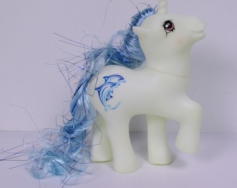 HQG1C Classic Style GLOWING Sister Delfina Little Pony Brushable Curly Unicorn Doll Dolphin Symbol