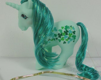 HQG1C Shamrock Shimmer G1 Pony - Estilo clásico My Little Unicorn Tinsel Hair TAF Lucky Clovers