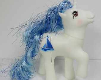 HQG1C Classic Style GLOWING Sister Marina Little Pony Brushable Curly Unicorn Doll Sail Boat Symbol
