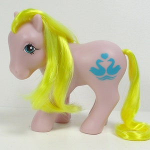 HQG1C Classic Style GLOWING Elegance Date Night Fantasy Little Pony Brushable Mauve Swan Symbol Toy Doll