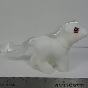 HQG1C Poney blanc G1 - Pose de marche pour bébé, poils longs - Jouet de style classique à personnaliser rétro