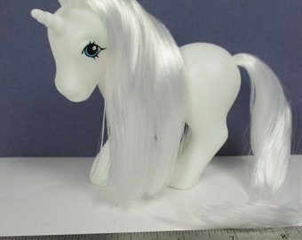 HQG1C Blanc NOUVEAU Pose de licorne avec des cheveux BLANK G1 Poney - Jouet de style classique à personnaliser rétro