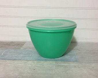 Tupperware Green Lettuce Keeper with Lid and Insert Spike