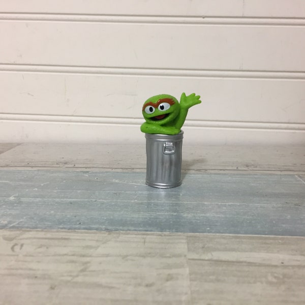 Sesame Street Oscar the Grouch Plastic Figure Cake Topper