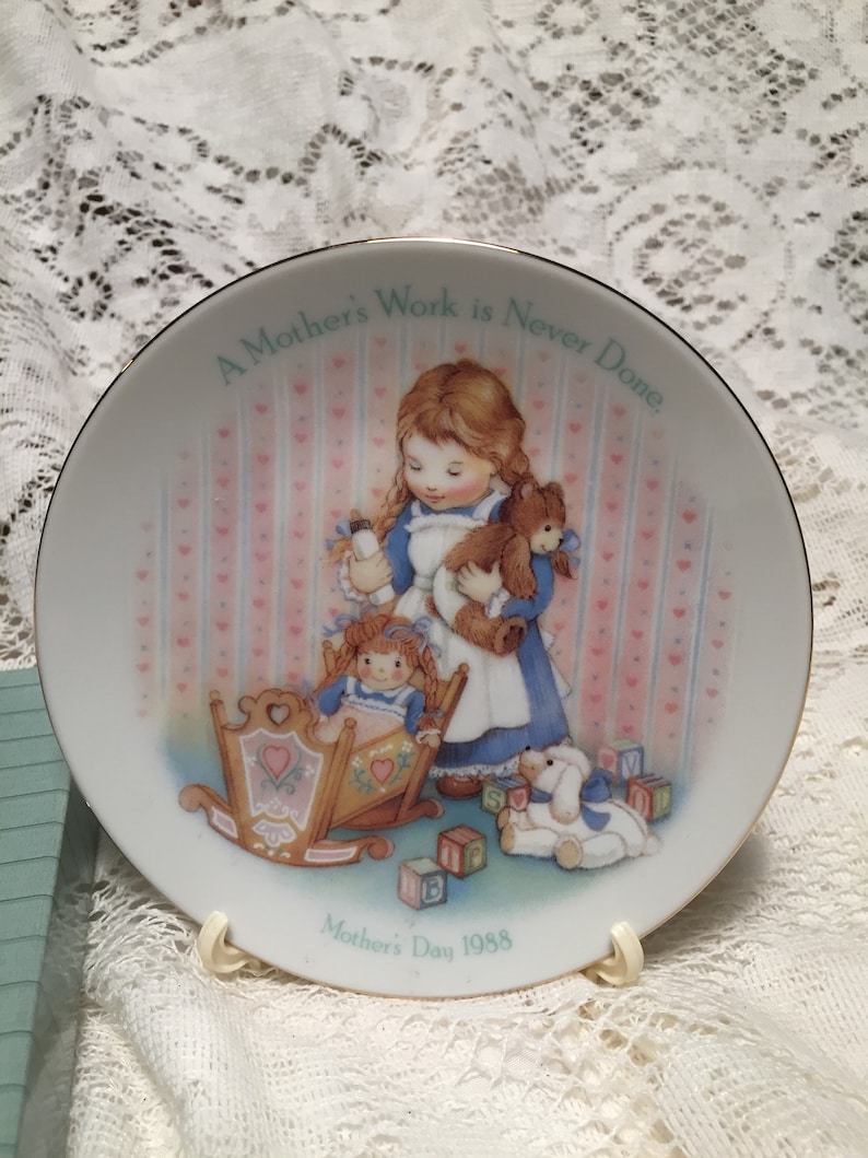 VINTAGE Avon 1988 Mothers Day Plate A MOTHER'S WORK IS NEVER DONE Mini Collector