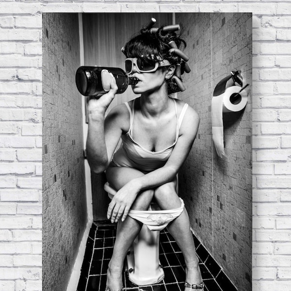 Affiche de boisson de salle de bain, art mural noir et blanc de la salle de bain femme drôle buvant sur les toilettes humour toilettes impression photo vintage unique moderne