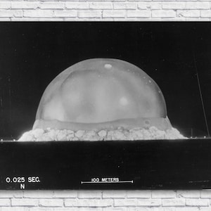 Könnte beinhalten: Schwarzweißfoto einer Pilzwolke von einer Nuklearexplosion. Das Bild ist mit "0.025 SEC. N" und "100 METER" beschriftet.