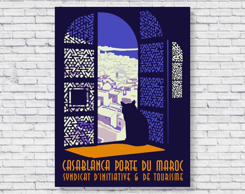 Pu&ograve; includere: Un poster vintage di viaggio con sfondo blu che presenta una finestra con vista su una citt&agrave;. La finestra &egrave; decorata con un motivo geometrico in viola e bianco. Il testo "CASABLANCA PORTE DU MAROC SYNDICAT D'INITIATIVE & DE TOURISME" &egrave; in fondo al poster.