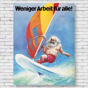 Może przedstawiać: Winiety plakat z kreskówkową ilustracją mężczyzny z brodą i białymi włosami uprawiającego windsurfing. Mężczyzna ma na sobie czerwono-białe kąpielówki. Plakat ma niebieskie tło z żółtym, pomarańczowym i czerwonym żaglem. Tekst na plakacie brzmi "Weniger Arbeit für alle!"