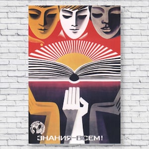 Op de afbeelding: Een vintage Sovjet-propagandaposter met drie gezichten die naar een open boek kijken. Het boek wordt omringd door een rode en gele zonneschijn. De poster is in het Russisch en zegt "Kennis voor iedereen!"