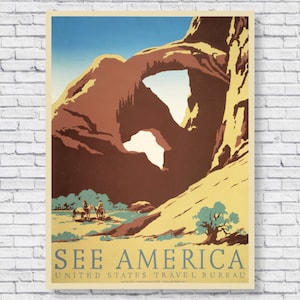 Peut inclure: Affiche de voyage vintage repr&eacute;sentant une grande arche naturelle en gr&egrave;s dans un paysage d&eacute;sertique. L'affiche est intitul&eacute;e "See America" avec le texte "United States Travel Bureau" en dessous. L'affiche est de style r&eacute;tro avec une palette de couleurs jaune, marron et bleu.