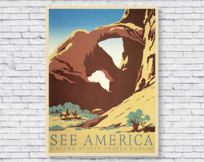 Peut inclure: Affiche de voyage vintage repr&eacute;sentant une grande arche naturelle en gr&egrave;s dans un paysage d&eacute;sertique. L'affiche est intitul&eacute;e "See America" avec le texte "United States Travel Bureau" en dessous. L'affiche est de style r&eacute;tro avec une palette de couleurs jaune, marron et bleu.