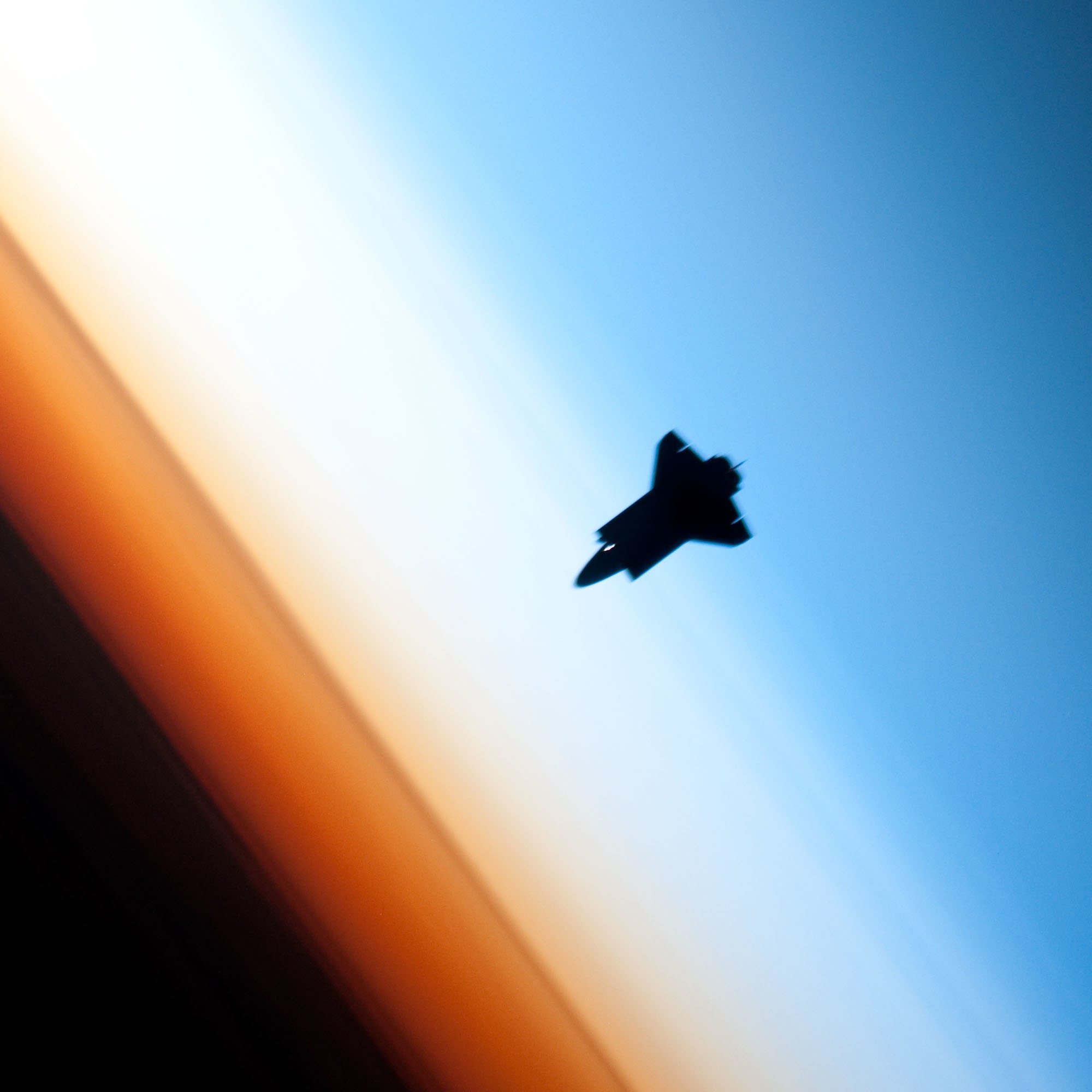 スペースシャトルのシルエットポスター、宇宙から見たスペースシャトル