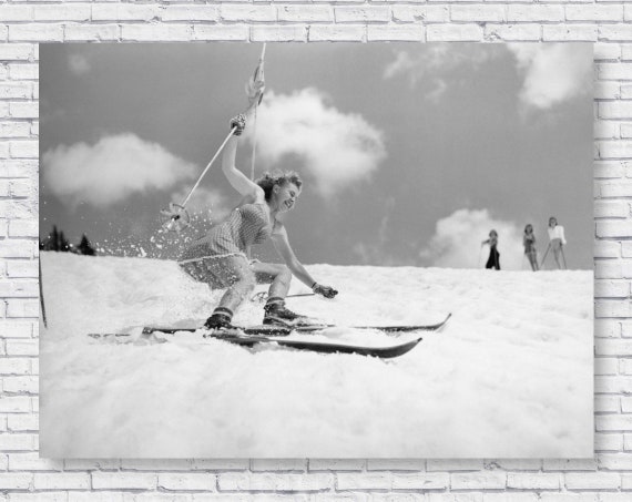 Vintage Fille Slalom Ski Affiche Photo Jeune Femme Ski de printemps en jupe 1940s Vieux Retro Antique Photo Photographie Maison de Ski Decor Etsy France