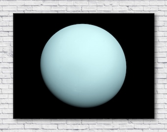 Op de afbeelding: Een blauwe en witte afbeelding van de planeet Uranus tegen een zwarte achtergrond.