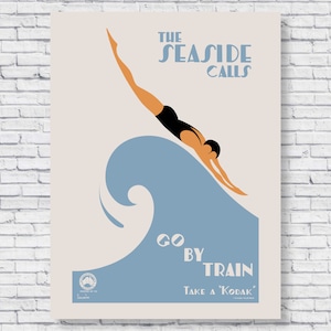 Może przedstawiać: Winietkowy plakat podróżny z  stylizowaną ilustracją osoby nurkującej w niebieską falę. Tekst głosi "The Seaside Calls Go By Train Take a 'Kodak'"