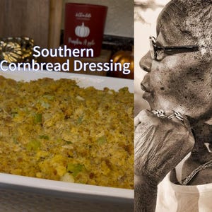 Puede incluir: Un plato rectangular blanco lleno de aderezo de pan de maíz sureño. El aderezo es de color marrón dorado con trozos visibles de cebolleta. El texto "Southern Cornbread Dressing" se muestra en letras blancas. Una taza roja con un diseño de calabaza está en el fondo.