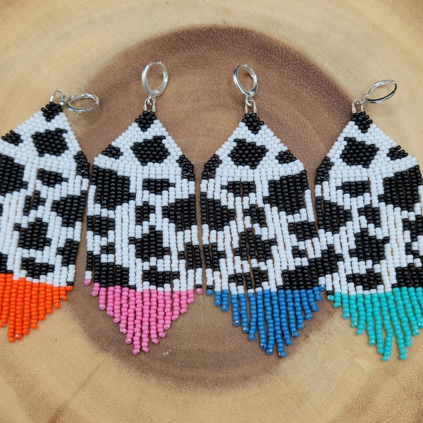 Perles à la main Cow Print Fringe Statement Boucles d’oreilles