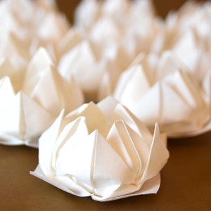 Pudełko na prezent z papieru origami, kwiat lotosu, japońska biżuteria, pudełko na pierścionek, pomysł na ślub, stół, konfetti, przyjęcie urodzinowe, pierwsza rocznica