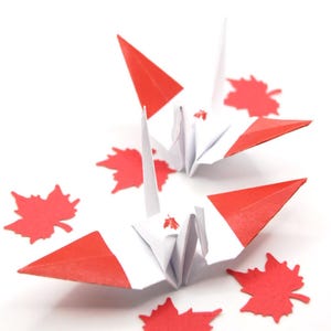 Set med 4 kanadensiska flaggorigamipapperstranor Kanadadagsfirande EH röd vit nationell sommarfestdekoration bordsdekoration middagsbord