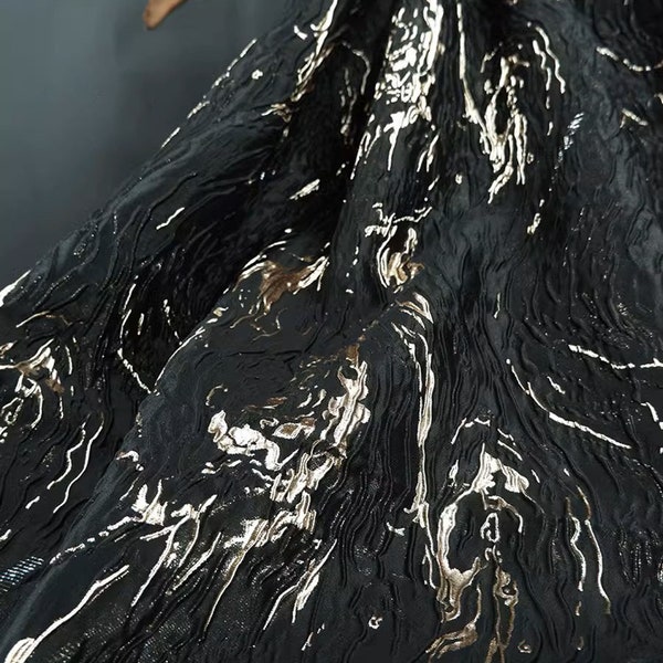 Tissu Jacquard noir et or, damas de brocart à Texture d'ondulation en relief 3D pour vêtements, tissu de bricolage pour robe de 55 pouces de largeur