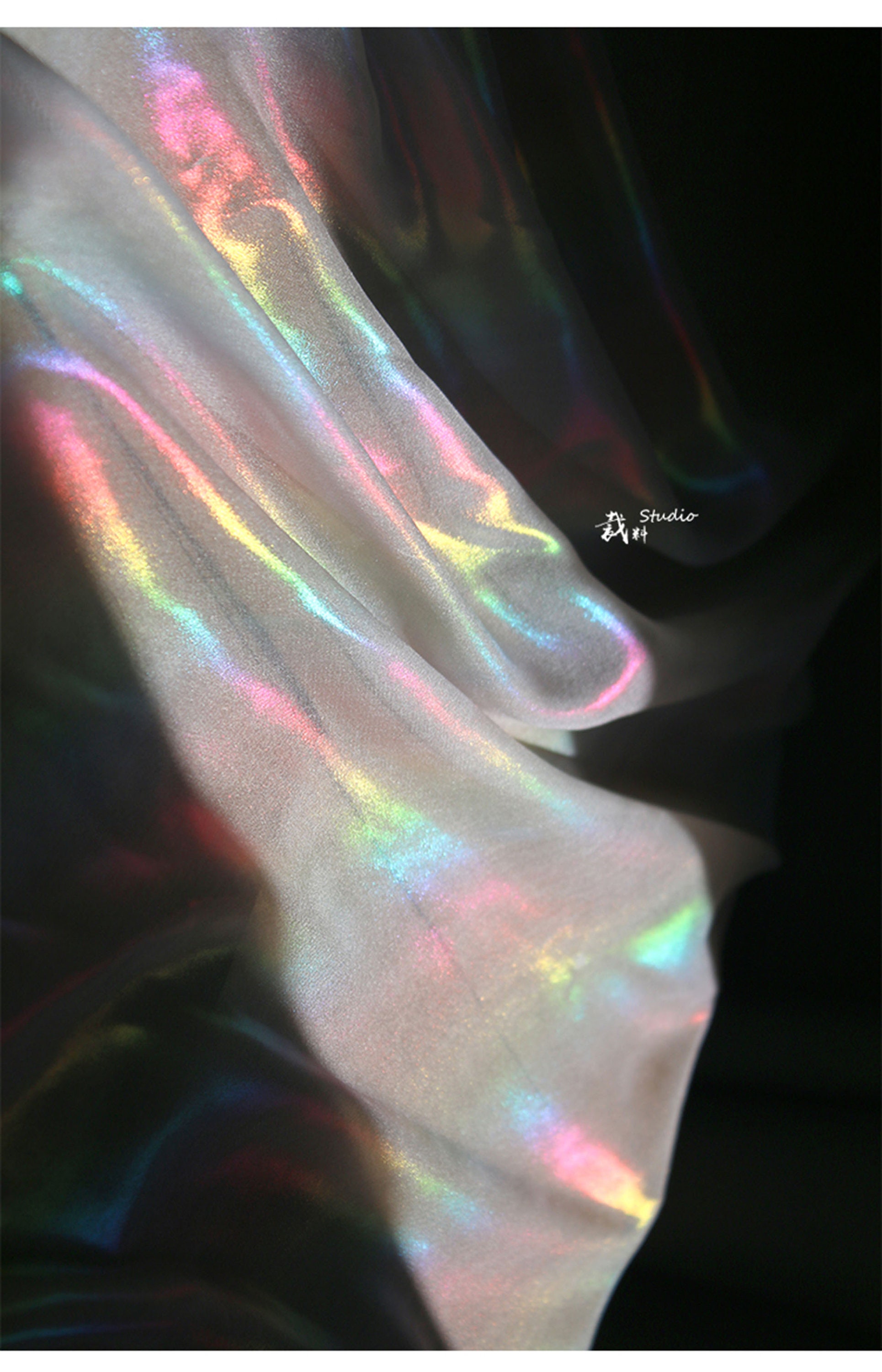 Tissu Réfléchissant Arc-en-ciel Holographique 140cm X 1m - StickersLab - à Coudre