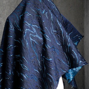 Tela jacquard azul rey brillante, brocado de hilo azul metalizado, damasco de doble cara para alta costura, tapicería y vestidos. 145 cm de ancho.