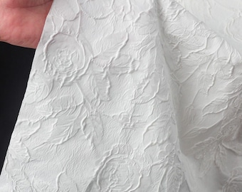 Elegante witte jacquardstof met bloemenreliëf, brokaat-damastmotief, geschikt voor haute couture en doe-het-zelf trouwjurken. Breedte: 59 inch (150 cm).