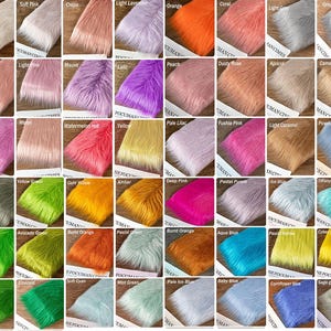 Puede incluir: Una colección de muestras de tela de piel sintética en una variedad de colores, incluyendo marfil, rosa, naranja y azul. Cada muestra está etiquetada con su nombre de color. La imagen muestra una amplia gama de texturas y tonos.