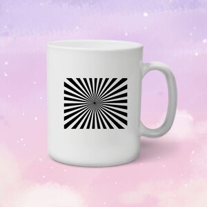 K&ouml;nnte beinhalten: Wei&szlig;e Keramiktasse mit einem schwarz-wei&szlig;en radialen Design, das auf der Vorderseite aufgedruckt ist. Das Design zeigt eine Reihe schwarzer Linien, die von einem zentralen Punkt nach au&szlig;en strahlen.
