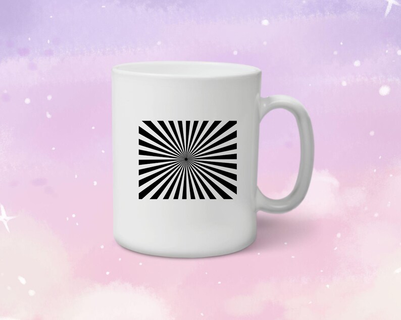 K&ouml;nnte beinhalten: Wei&szlig;e Keramiktasse mit einem schwarz-wei&szlig;en radialen Design, das auf der Vorderseite aufgedruckt ist. Das Design zeigt eine Reihe schwarzer Linien, die von einem zentralen Punkt nach au&szlig;en strahlen.