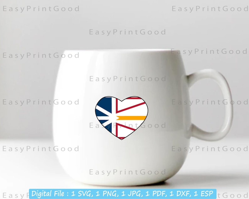 Op de afbeelding: Een witte keramische mok met een hartvormig ontwerp met de vlag van de Canadese provincie Newfoundland en Labrador. De vlag is rood, wit en blauw met een geel kruis.