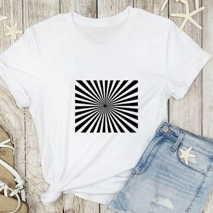 K&ouml;nnte beinhalten: Wei&szlig;es T-Shirt mit einer schwarz-wei&szlig;en optischen T&auml;uschung in Form eines strahlenden Sonnenstrahls.