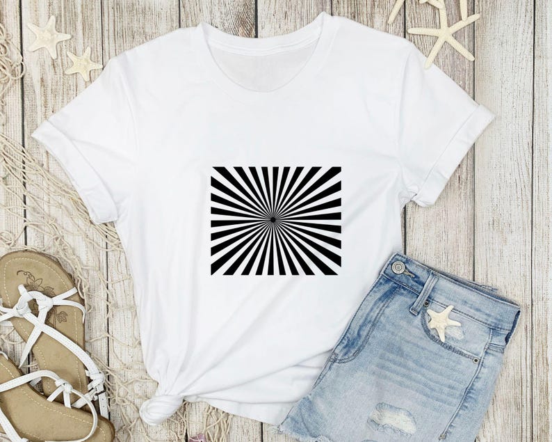 K&ouml;nnte beinhalten: Wei&szlig;es T-Shirt mit einer schwarz-wei&szlig;en optischen T&auml;uschung in Form eines strahlenden Sonnenstrahls.