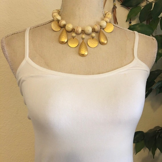 Vintage 50s marble lucite hammered gold necklace - image 6