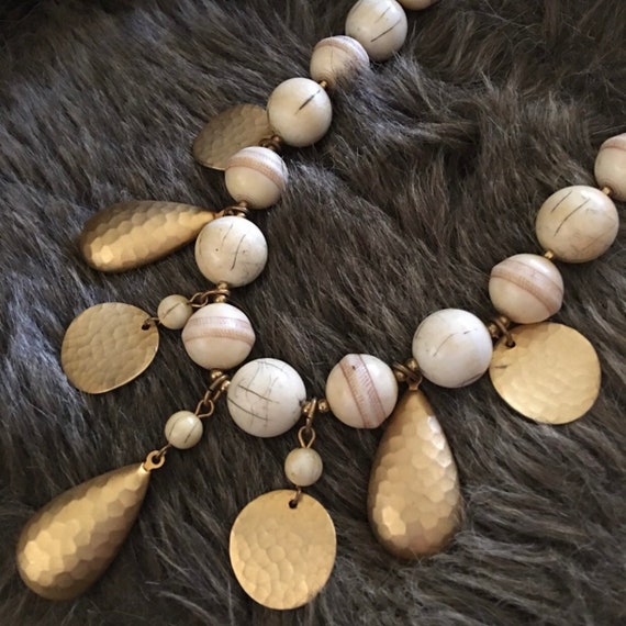Vintage 50s marble lucite hammered gold necklace - image 5