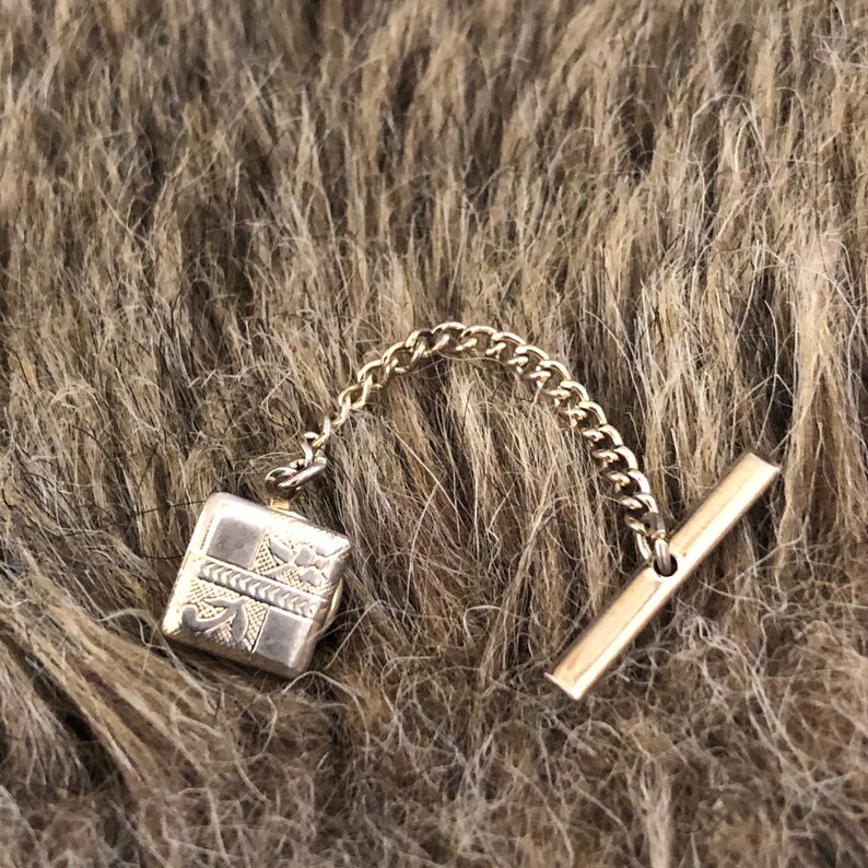 Men\u2019s Vintage gold tone tie tack pin with chain