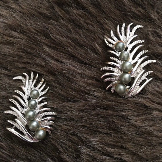 Vintage 70s Sarah Coventry Feather Fantasy clips - image 1