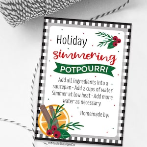 Könnte beinhalten: Ein dekoratives Etikett mit dem Text "Holiday simmering POTPOURRI" in Rot und Grün. Das Etikett enthält Anweisungen zur Herstellung von Potpourri, zusammen mit Abbildungen von Zimtstangen, Orangenscheiben und Beeren. Es hat einen schwarz-weiß karierten Rand.