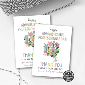 Puede incluir: Una taza de cerámica blanca con un asa negra y el texto "But First, Coffee" en un estilo manuscrito. La taza está sobre una superficie blanca. La taza mide 10 cm de alto.