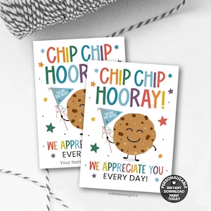 Op de afbeelding: Twee witte kaarten met kleurrijke tekst en een cartoon koekjes illustratie. De kaarten lezen "CHIP CHIP HOORAY!" en "WE APPRECIATE YOU EVERY DAY!" met een koekje met een vlag met de tekst "YOU'RE THE BEST!"