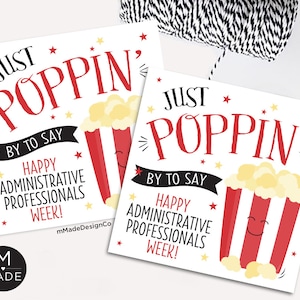 Puede incluir: Dos tarjetas imprimibles con un diseño de cubo de palomitas de maíz y el texto "Just Poppin' by to say Happy Administrative Professionals Week!"