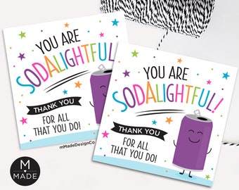 Op de afbeelding: Twee printbare cadeaulabels met een paarse cartoon-soda-blikje en de tekst "You are Sodalightful!" en "Thank you for all that you do!"