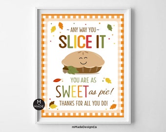 Puede incluir: Una impresión enmarcada con un borde blanco presenta una ilustración de pastel y el texto "~ ANY WAY YOU~ SLICE IT YOU ARE AS SWEET as pie! THANKS FOR ALL YOU DO!". El fondo tiene un patrón a cuadros naranja y blanco.