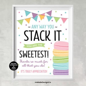 Puede incluir: Impresión enmarcada con las palabras "ANY WAY YOU STACK IT YOU ARE THE SWEETEST!" en letras negras y rosas. La impresión presenta una pila de macarons coloridos y una pancarta de banderas pastel. La impresión es una descarga digital.