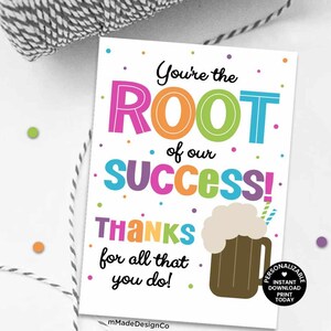 Może przedstawiać: Biała karta z kolorowym tekstem „You're the ROOT of our SUCCESS! THANKS for all that you do!". Po prawej stronie znajduje się kreskówkowy kufel piwa korzennego. Karta jest otoczona kolorowymi kropkami.
